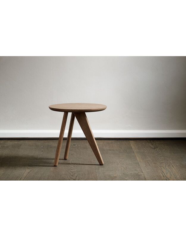 FIN SIDE TABLE | light smoked oak